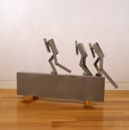 Melvin Charney, CITIES ON THE RUN…Three Stragglers, 1999. Aluminium soudé, sablé et laqué. Don de Lilian et Billy Mauer. Collection d’arts visuels de McGill, 2017-055.