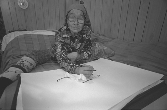 Judith Eglington, Lucy Qinnuayuak Drawing at Home, November 1980, 
Library and Archives Canada.